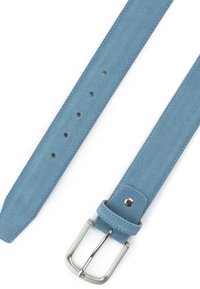 Blauer Wildledergürtel mit rechteckiger silberner Schnalle und fünf Einstelllöchern auf weißem Hintergrund.