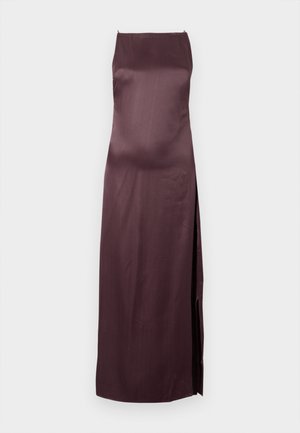 Abito di raso viola scuro con silhouette dritta, spacco laterale e senza maniche. Texture liscia e design minimale.