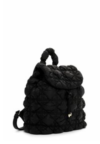 Sac à dos noir matelassé avec une poignée rembourrée et une fermeture à rabat, comportant un cordon avec des embouts dorés et des bretelles réglables.