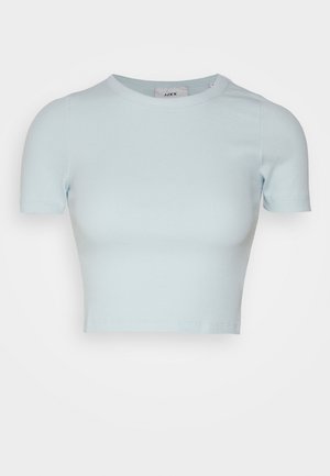 Top corto de manga corta en azul claro, con textura acanalada y escote redondo. La tela es suave y ajustada, con un diseño limpio y sencillo.