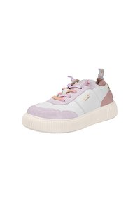 Białe sneakersy z różowymi i lawendowymi akcentami, wykonane z zamszu i skóry, okrągły nosek, teksturowana podeszwa i sznurowana konstrukcja. Widoczne złote logo.