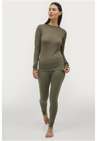Olijfgroen lange mouw top en leggings van zachte, rekbare stof. De top heeft een ronde halslijn en een subtiele knoopdetail op de schouder.
