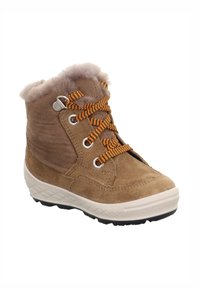 Braune Wildleder-Ankle-Boots mit grauem Fellfutter, orange- und schwarz gemusterten Schnürsenkeln, silbernen Ösen und einer weißen Gummisohle mit Profil.