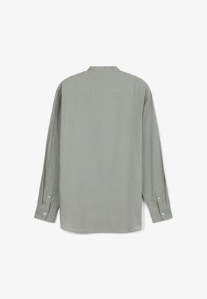 Chemise à manches longues gris clair, dotée d'un col, de poignets à boutons et d'une texture lisse. Vue de dos mettant en valeur des lignes épurées sans ornements.