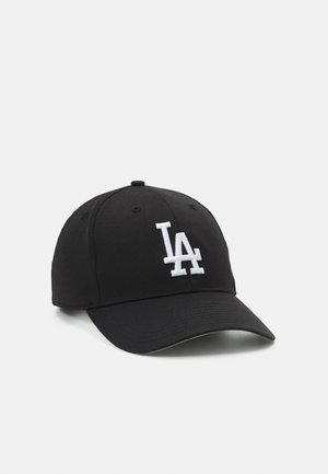 Gorra de béisbol negra con visera curva, que presenta un logotipo blanco bordado de "LA" en el frente. Hecha de material de algodón.