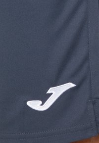Ciemnoszare spodenki sportowe o gładkiej teksturze, z białym haftowanym logo "J" na dolnym brzegu i wzmocnionymi szwami wzdłuż szwu.