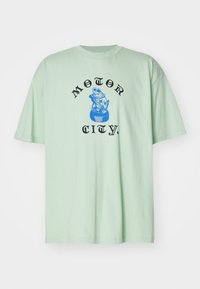Carhartt WIP TYRE - T-shirts med print - charm green