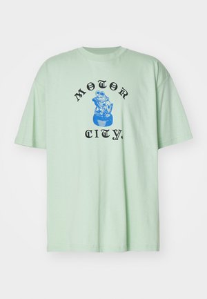 Carhartt WIP TYRE - Trükipildiga T-särk - charm green