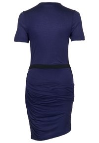 Tmavě modré šaty s krátkými rukávy, s přiléhavým střih a texturovanými řasenými detaily v pase. Elastická látka a elastický pás.