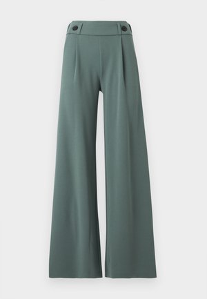 Bukser med vide ben i et dempet grønt stoff, med folder foran og to svarte knapper på linningen. Glatt tekstur, skreddersydd design.