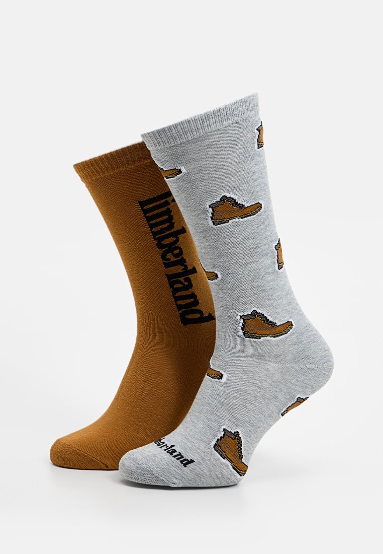 Due coppie di calze: una marrone uniforme con il logo "Timberland" e una grigia con motivi di stivali marroni. Entrambe presentano polsini a coste.