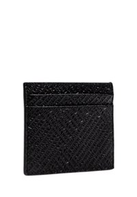 Portafoglio nero in tessuto con una trama geometrica, dotato di più slot per carte, realizzato in materiale resistente e con una finitura liscia.