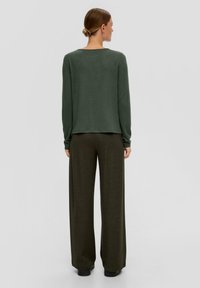 s.Oliver ET DÉTAIL CACHE-CŒUR - Langarmshirt - olivgrün