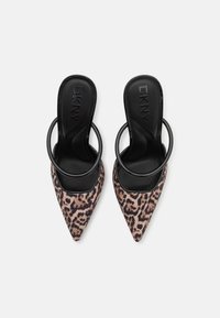 Leopardmønstret spisse hæler med en teksturert overdel, svarte lakkdetaljer og utenbakksdesign med doble sløyfer rundt hælen.