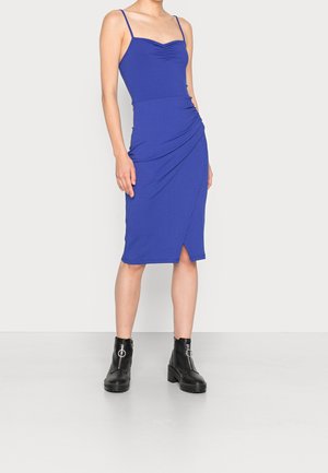 Blaues geripptes Kleid mit taillierter Silhouette, schmalen Trägern, Raffung am Ausschnitt und einem drapierten Seitenelement mit einem Schlitz.