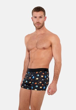 Boxer briefs noirs ornés d'un motif de planètes colorées sur fond sombre, fabriqués en tissu extensible avec une taille noire unie.
