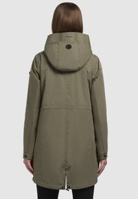 Parka longue de couleur vert olive, avec une capuche, des boutons-pression à l'avant, une taille ajustable avec cordon, et des détails cousus à l'arrière.