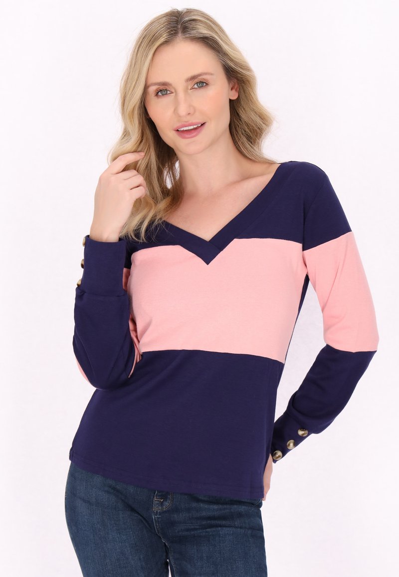 Tengerész kék és rózsaszín hosszú ujjú V-nyakú felső, vízszintes színblokkokkal és gombdíszítéssel a ujjain. Sima pamut keverék anyag.