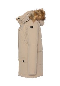 Beżowy pikowany płaszcz z kapturem wykończonym futerkiem, zapinany na przedni zamek, z bocznymi kieszeniami i naszywką z logo na piersi. Gładka faktura.