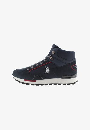 Sneakers alti navy con tomaia in suede e tessuto, suola in gomma, dettagli rossi e logo sul lato. Design con lacci e occhielli in metallo.