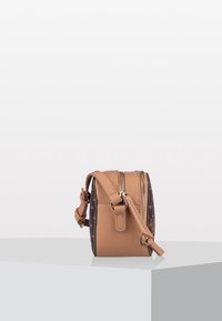 Piccola borsa a tracolla marrone con doppi zip dorati, tracolla regolabile e lati in tessuto monogrammato scuro su una superficie bianca.