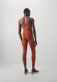 Nike Performance INDY BRA - Sportski grudnjak sa srednje jakom potporom - burnt sunrise