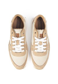 Zapatillas de lona y ante beige con cordones blancos y una plantilla de cuero marrón. Presenta acentos perforados y una suela de goma blanca.