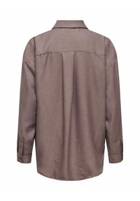 Langærmet, kraveløs skjorte i et afdæmpet brunt stof. Har en lige pasform, rygstykke og knappede manchetter. Glat tekstur med en subtil glans.