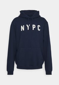 Sudadera azul marino hecha de tela suave, con un bolsillo tipo canguro y el logotipo "NYPC" bordado en blanco en el pecho. Capucha ajustable con cordones.