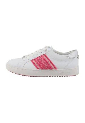 Zapatillas blancas con tres rayas tejidas en rosa en el lateral, detalles plateados en el talón y una suela exterior de goma texturizada.