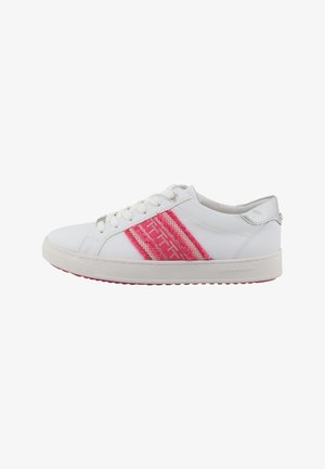Witte sneakers met drie roze geweven strepen aan de zijkant, zilveren accenten op de hiel en een gestructureerde rubberen buitenzool.