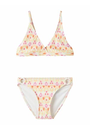 Zweiteiliger Bikini mit gelbem, orangefarbenem und pinkfarbenem geometrischem Muster, bestehend aus einem Triangel-Oberteil mit Perlendetails und Ringakzenten an den Höschen.