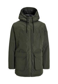 Olivegrüne isolierte Parka mit Kapuze, vorne mit Reißverschluss, zwei großen Fronttaschen und elastischen Bündchen. Glattes Material mit matter Oberfläche.