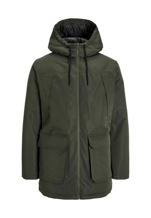 Parka izolată de culoare verde măsliniu, cu glugă, închidere frontală cu fermoar, două buzunare mari în față și manșete elastice. Material neted cu un finisaj mat.