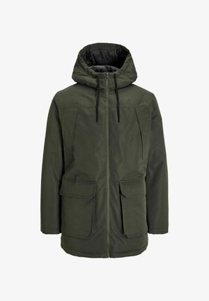 Oliwkowa ocieplana parka z kapturem, zapinana na zamek błyskawiczny z przodu, z dwoma dużymi kieszeniami z przodu i elastycznymi mankietami. Gładki materiał z matowym wykończeniem.