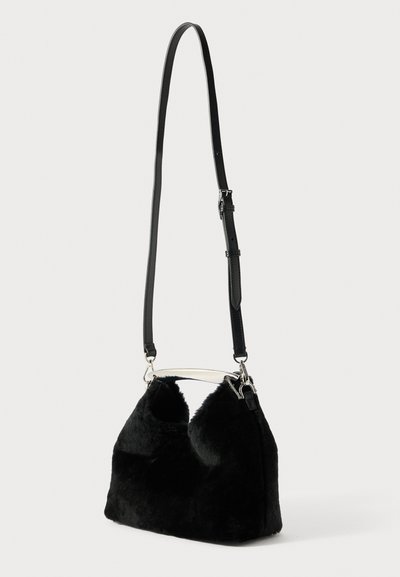 Bolso de piel sintética negra con una forma estructurada, herrajes plateados y una correa ajustable de cuero negro. La superficie texturizada añade interés visual.