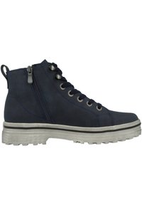 Marineblaue Knöchelstiefel mit einem strukturierten Wildleder-Obermaterial, Metallösen, vorderen Schnürsenkeln und einem seitlichen Reißverschluss. Graue Gummisohle mit einem robusten Profil.