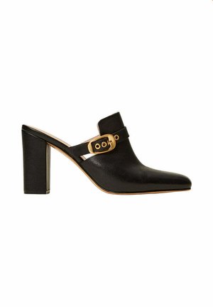 Mule in pelle nera con punta a punta, tacco alto spesso e cinturino decorativo con fibbia dorata sul lato.