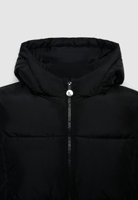 Giacca a vento trapuntata nera con cappuccio, chiusura frontale a zip, texture trapuntata e colletto alto. Tessuto liscio con finitura lucida e tirazip in metallo.