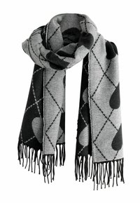 Grå och svart scarf med ett hjärt-mönster, fransade kanter, tillverkad av ett mjukt, texturerat material, med ett rutigt mönster i diamantform.