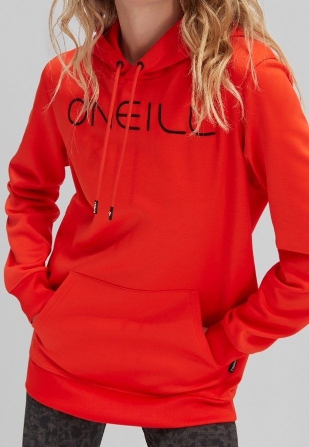 Sweat à capuche rouge O'Neill avec poche avant et cordons porté par une personne aux cheveux blonds ondulés, les mains dans les poches, sur un fond neutre.