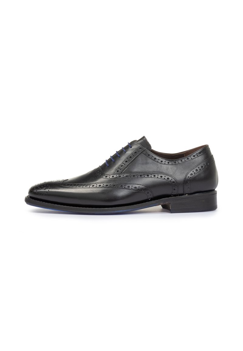 Scarpa elegante in pelle nera con dettagli brogue, punta affusolata, lacci blu e tacco basso. Texture liscia e design elegante.