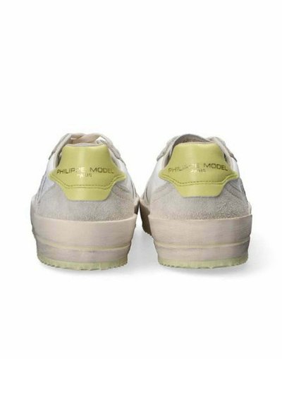 Sneakers bianchi e grigio chiaro con tomaia in suede, accenti in pelle verde, suola piatta e logo impresso sul tallone.