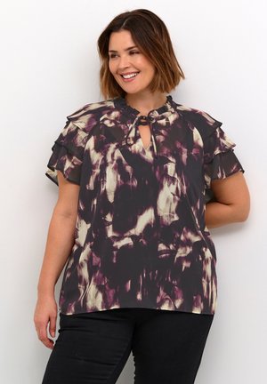 Blusa viola scuro con motivo astratto crema e lavanda, maniche corte a volant, scollatura con apertura a chiave e dettaglio con fiocco al collo.