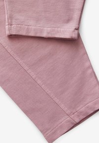 Rosa bomuldsbukser med en glat tekstur, folded cuff og lige ben design. Synlig syning detaljer langs sømmene.