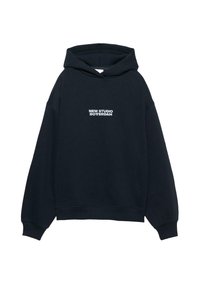 Czarna, oversize bluza z kapturem z przednią kieszenią typu kangur i regulowanym kapturem. Na klatce piersiowej znajduje się biały napis "NEW STUDIO ROTTERDAM".