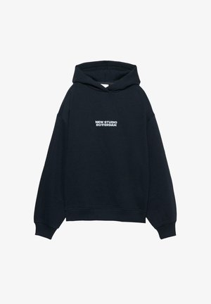 Hanorac supradimensionat negru, cu o buzunar frontal tip kangur și glugă cu șnur. Prezentă text alb "NEW STUDIO ROTTERDAM" pe piept.