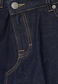 Tissu en denim bleu foncé avec surpiqûres orange, un bouton en métal et une partie d'une poche avant et de la ceinture visibles.
