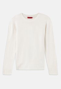Maglione a maniche lunghe color crema in maglia con collo rotondo e polsini e orlo a costine, steso su uno sfondo bianco.
