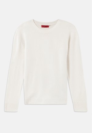Maglione a maniche lunghe color crema in maglia con collo rotondo e polsini e orlo a costine, steso su uno sfondo bianco.